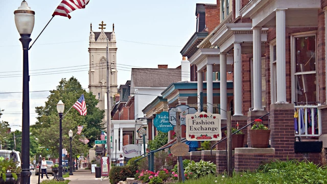 4th Street in the neighborhood of Dubuque, Iowa