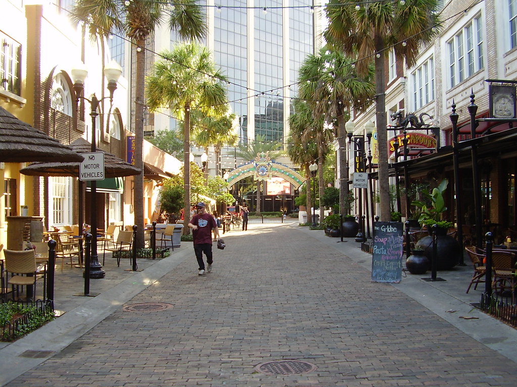 walkway-in-orlando-florida Walkway in one of the best areas to live in Orlando, FL