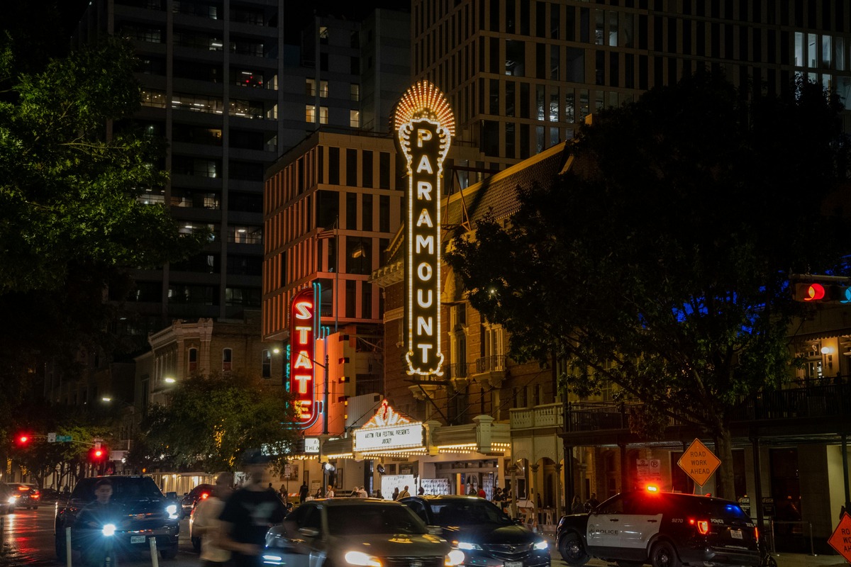 Austin, Texas street showing off nightlife