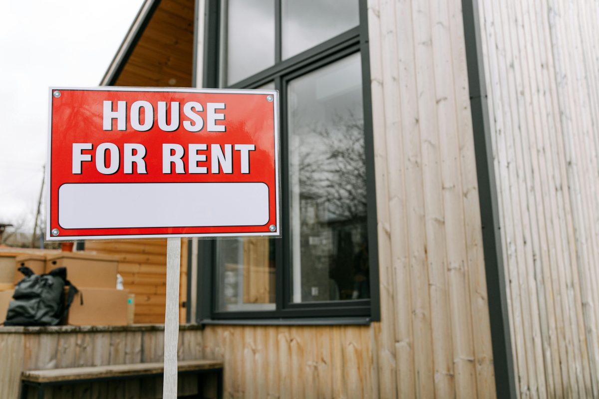 A "house for rent" placard